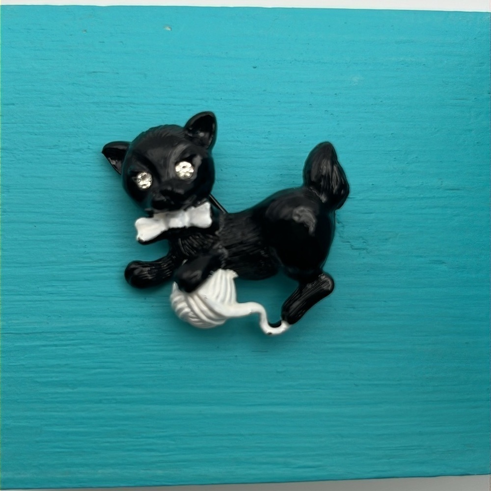 Vintage Gerry’s signed black cat kitten ball of yarn rhinestone eyes pin brooch